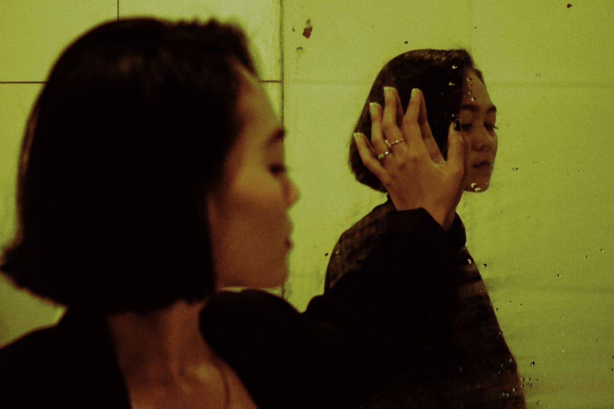 Photo: Ryan Arya via <a href="https://www.pexels.com/photo/asian-woman-touching-wet-mirror-in-bathroom-7074208/" rel="noopener" target="_blank">Freepik</a>