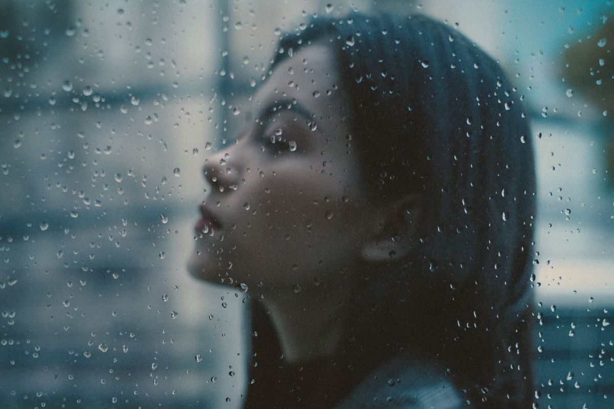 Photo: Khoa Võ via <a href="https://www.pexels.com/photo/unhappy-thoughtful-teen-girl-arms-crossed-in-rainy-day-5430077/" rel="noopener" target="_blank">Pexels</a>