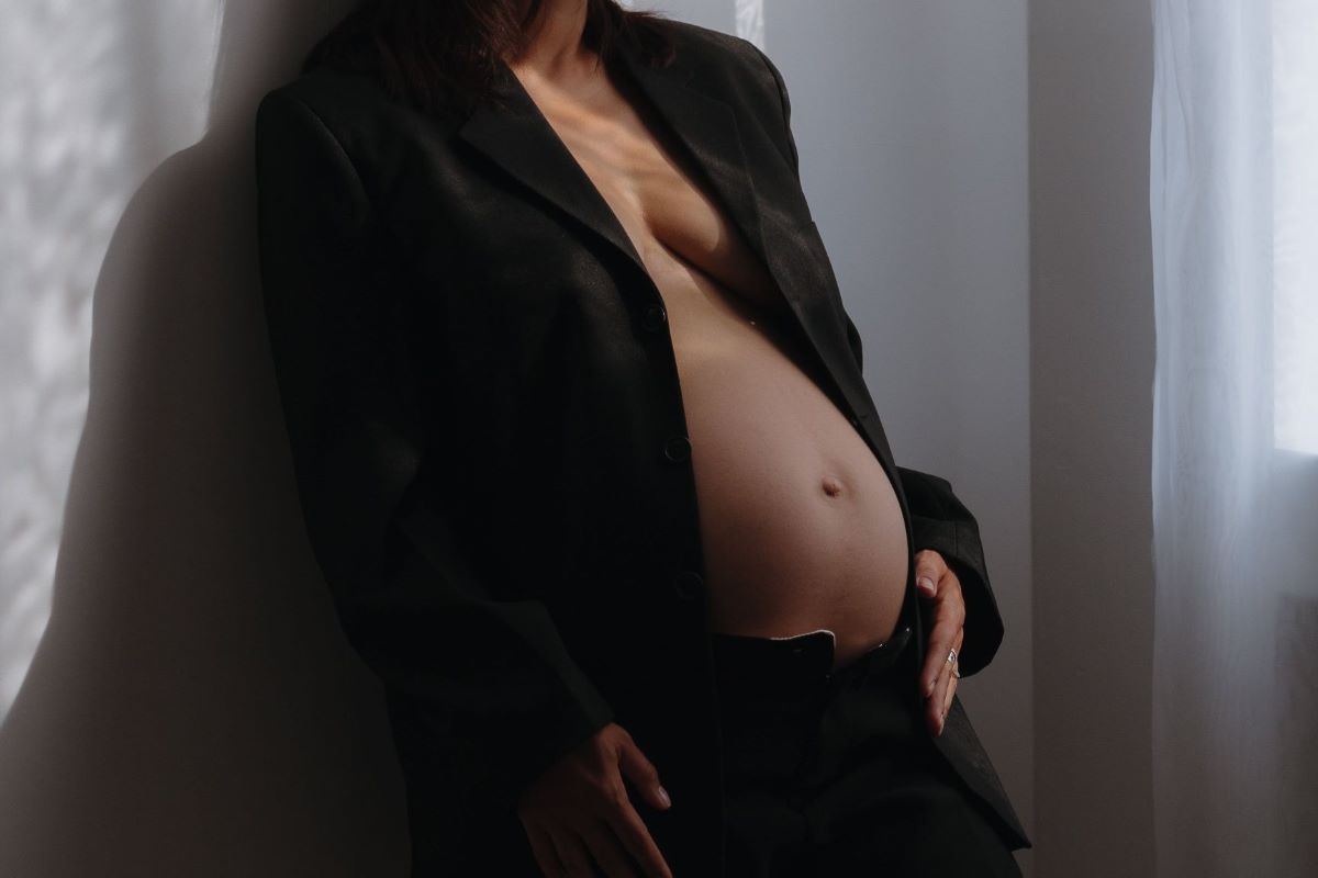Photo: Alina Matveycheva via <a href="https://www.pexels.com/photo/elegant-pregnant-woman-posing-at-a-pregnancy-photoshoot-17947504/" rel="noopener" target="_blank">Freepik</a>