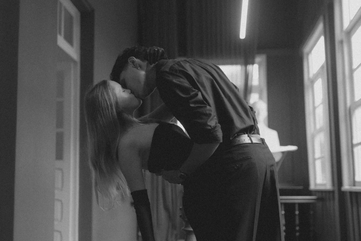 Photo: Alexander Mass via <a href="https://www.pexels.com/photo/couple-kissing-in-a-hall-in-black-and-white-20811239/" rel="noopener" target="_blank">Pexels</a>
