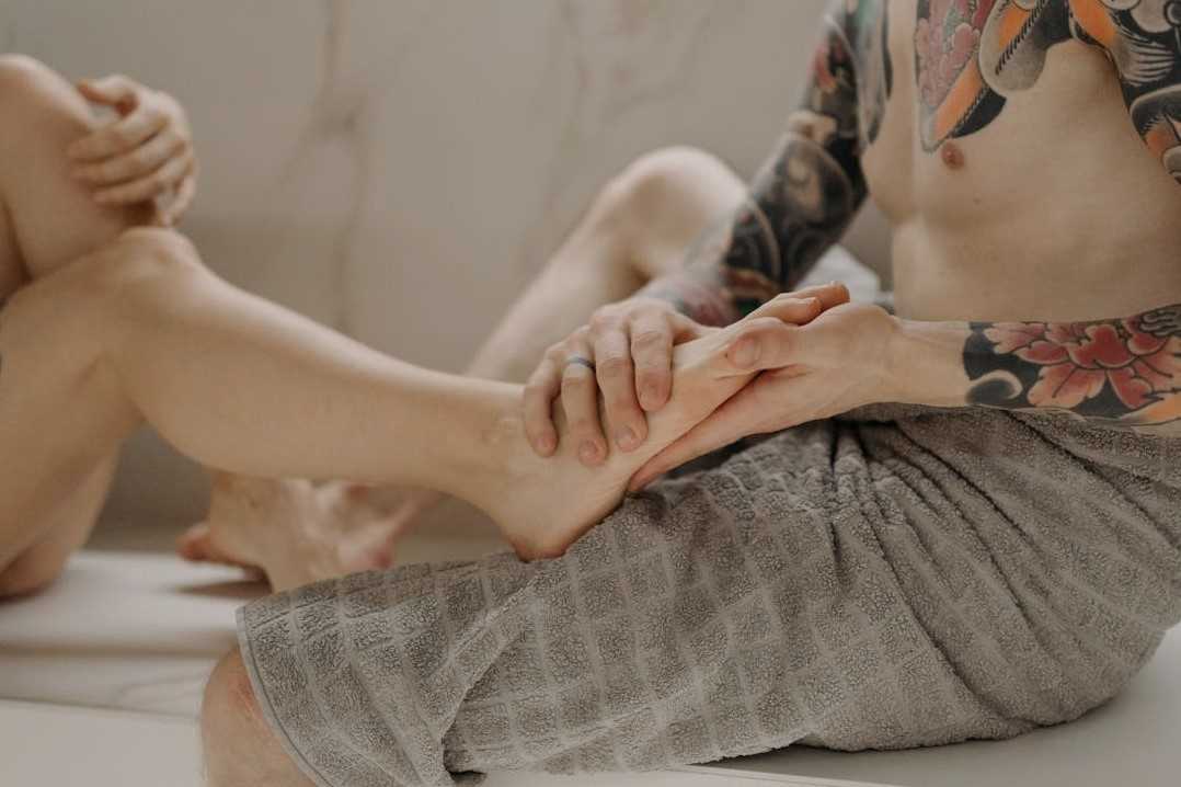 Photo: Pavel Danilyuk via <a href="https://www.pexels.com/photo/a-tattooed-man-giving-a-foot-massage-6667435/" rel="noopener" target="_blank">Pexels</a>